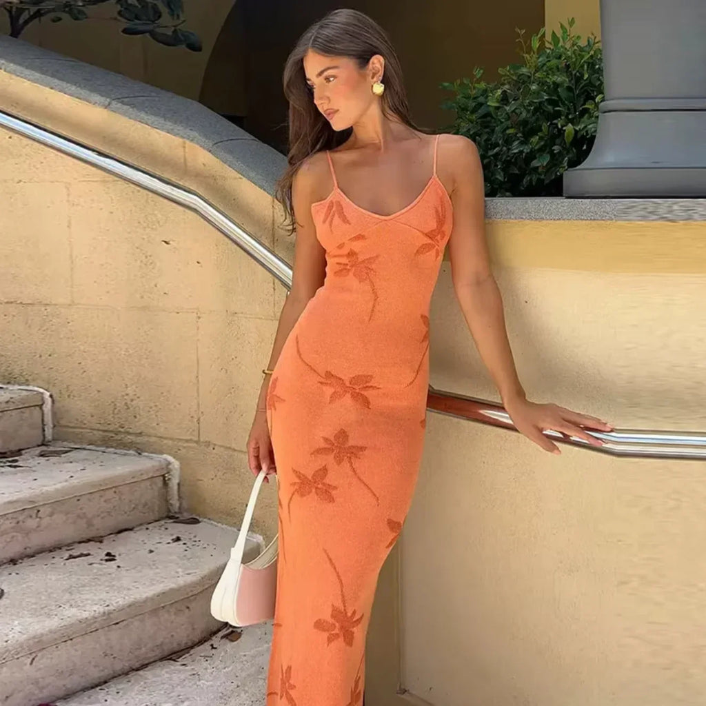 Robe longue corail en tissu léger, à motif floral, coupe ajustée avec un dos nu, idéale pour l'été.