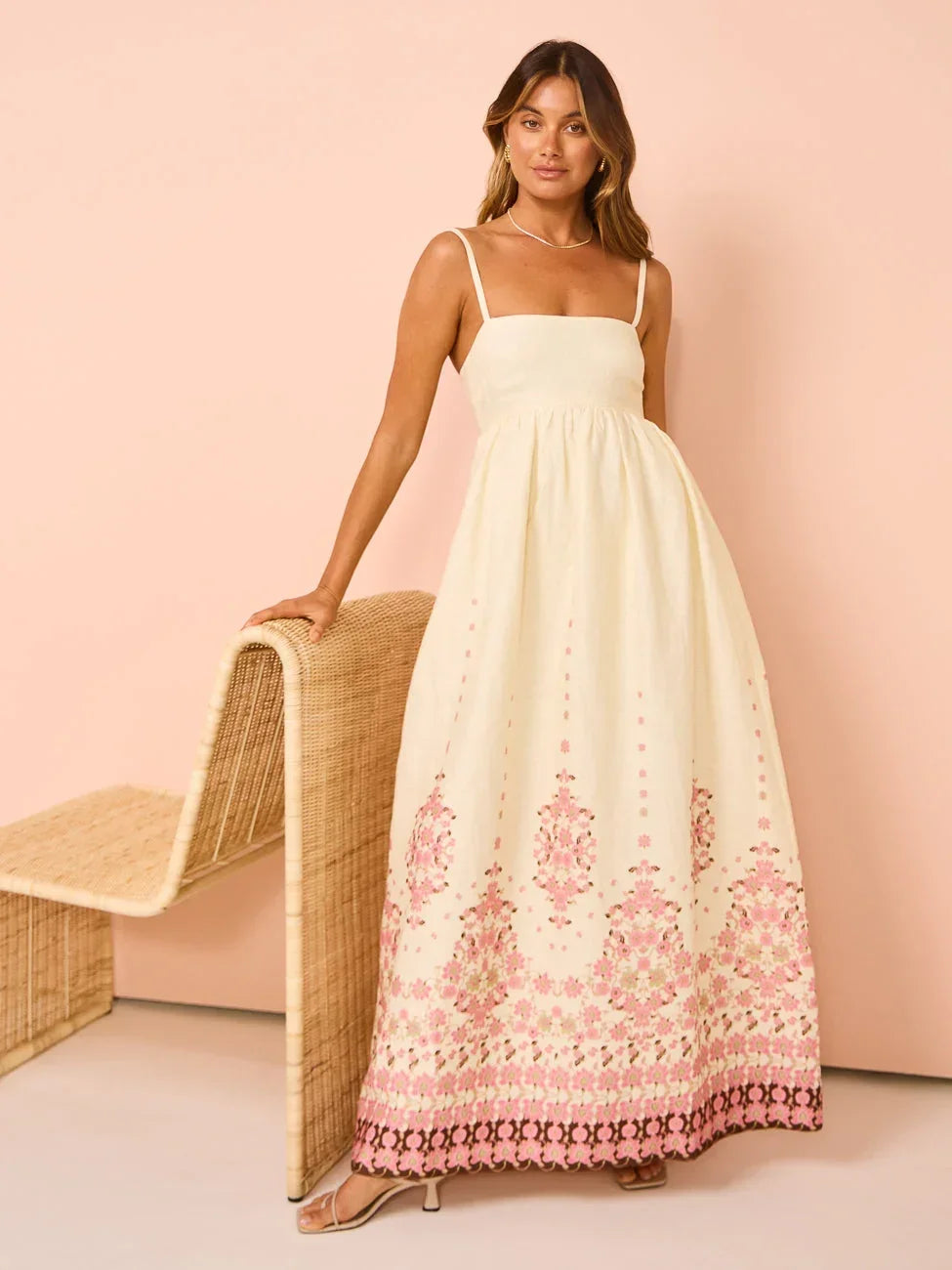 Robe longue crème en coton avec broderie florale et bretelles fines, idéale pour l'été.