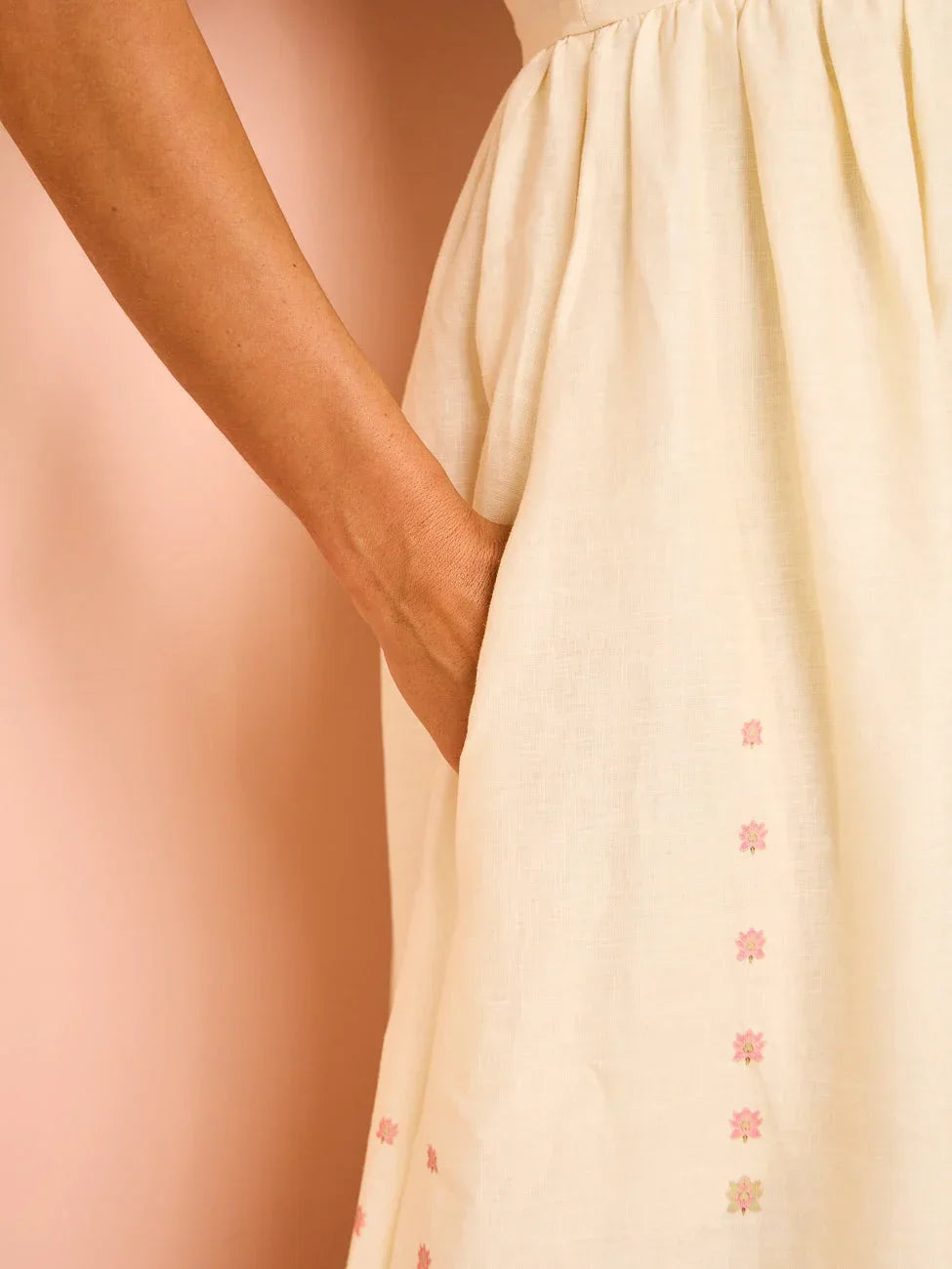 Robe longue crème avec broderie florale, bretelles fines, idéale pour l'été, en tissu léger et confortable.