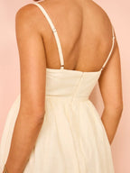 Robe longue crème avec broderie florale et bretelles fines, idéale pour l'été, en tissu léger et confortable.