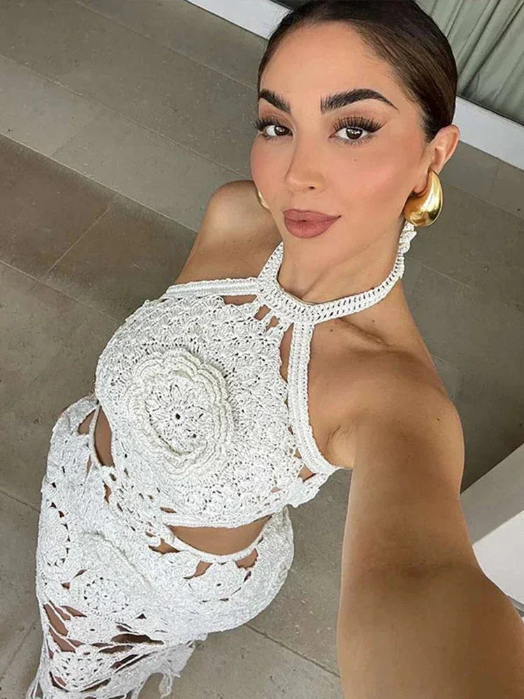 Robe longue blanche en crochet sans manches avec découpes, idéale pour la plage en été. Parfaite pour un look décontracté.