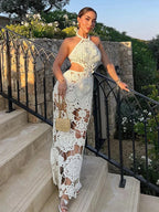 Robe longue blanche en crochet sans manches, avec découpes élégantes, idéale pour la plage en été.