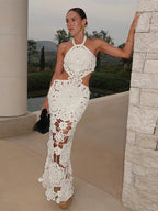 Robe longue blanche en crochet sans manches, avec découpes stylées, idéale pour la plage en été.