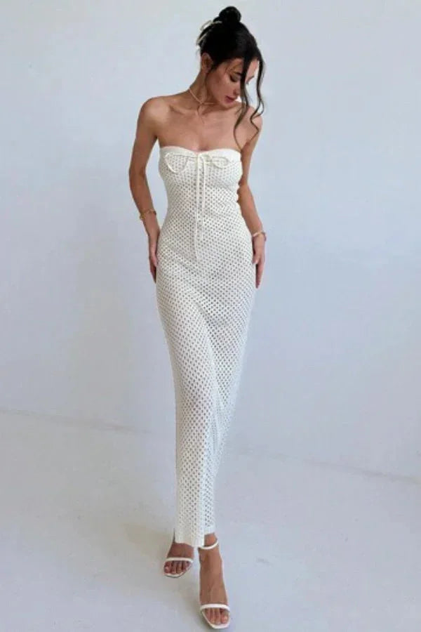 Robe longue en crochet crème, sans manches, ajustée avec motif délicat, parfaite pour les journées d'été.