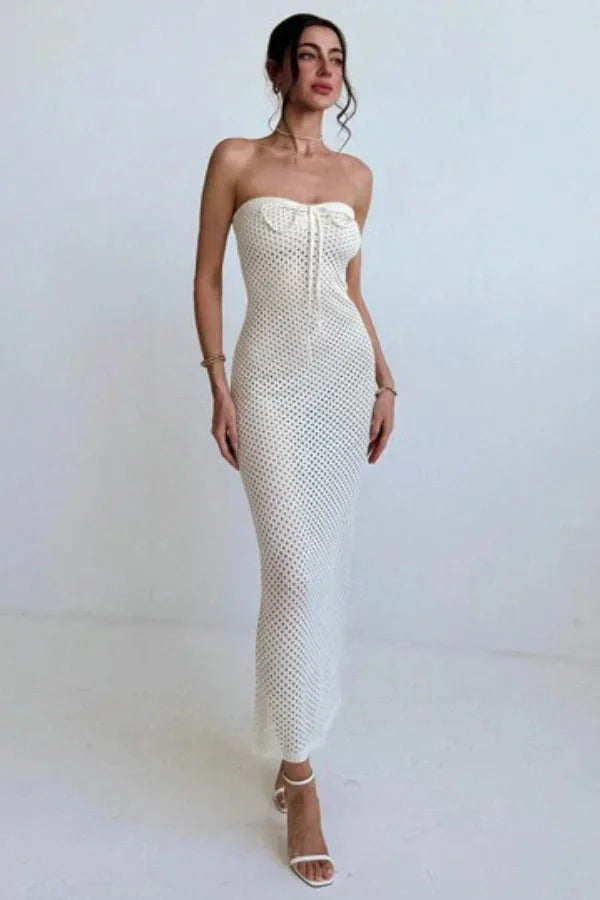 Robe longue crochet crème sans manches, ajustée avec motif délicat, idéale pour les journées d'été. Fabriquée en coton léger.