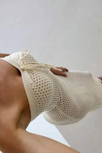 Robe longue sans manches en crochet crème, ajustée avec motif élégant, idéale pour un look estival décontracté.