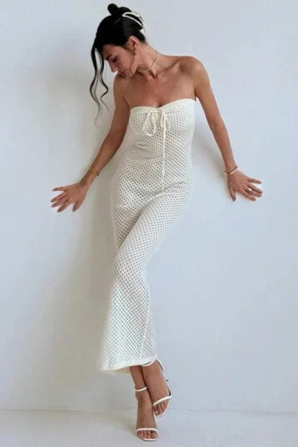 Robe longue en crochet crème, sans manches, ajustée avec motif estival pour une allure décontractée et aérée.