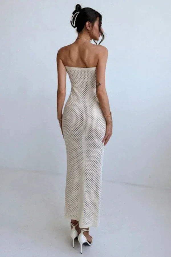 Robe longue en crochet crème sans manches, ajustée, avec motif délicat, idéale pour les journées d'été.