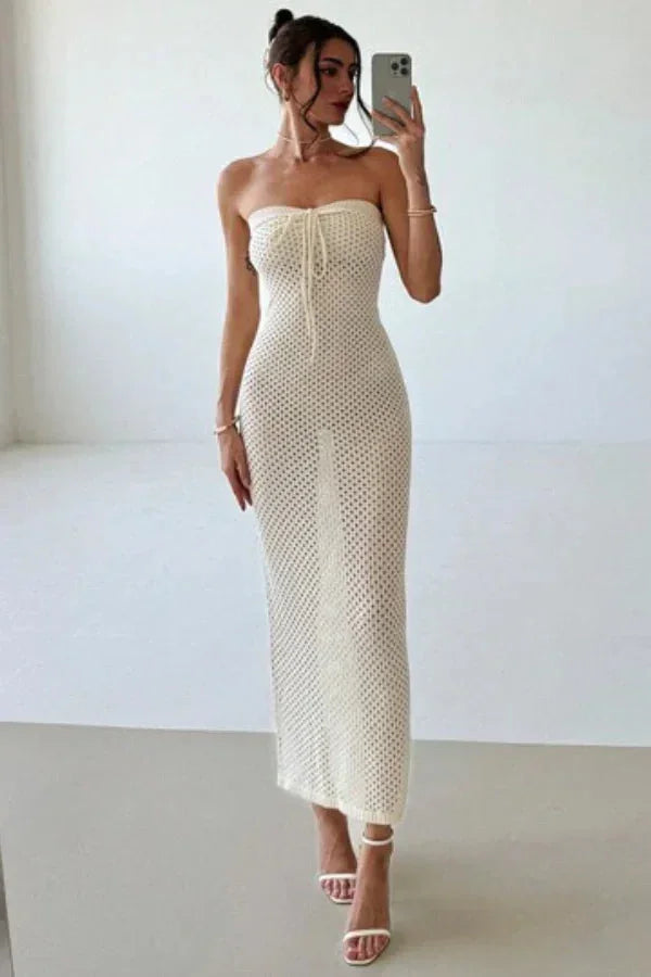 Robe longue en crochet crème, sans manches, ajustée avec un motif subtil, idéale pour les journées d'été.