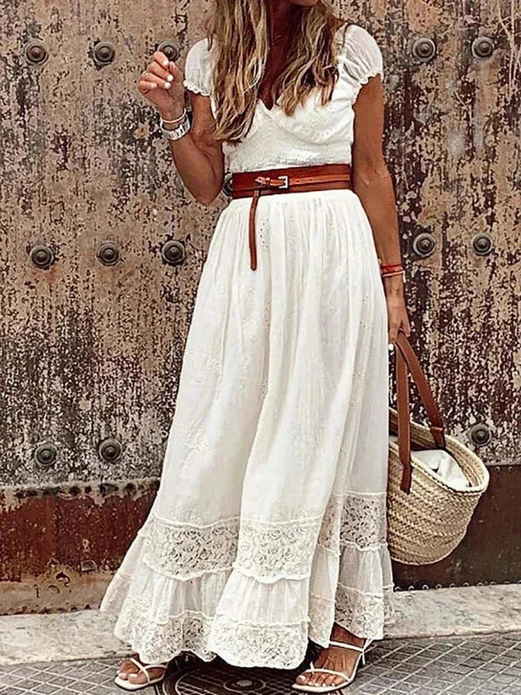 Robe longue en dentelle beige, ceinture à la taille, col en V, idéale pour l'été avec une coupe fluide et élégante.