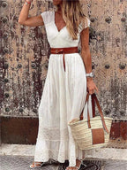 Robe longue en dentelle avec ceinture, col en V, idéale pour l'été, offrant une coupe fluide et élégante.