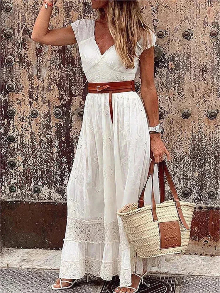Robe longue en dentelle avec ceinture, col en V, idéale pour l'été, offrant une coupe fluide et élégante.