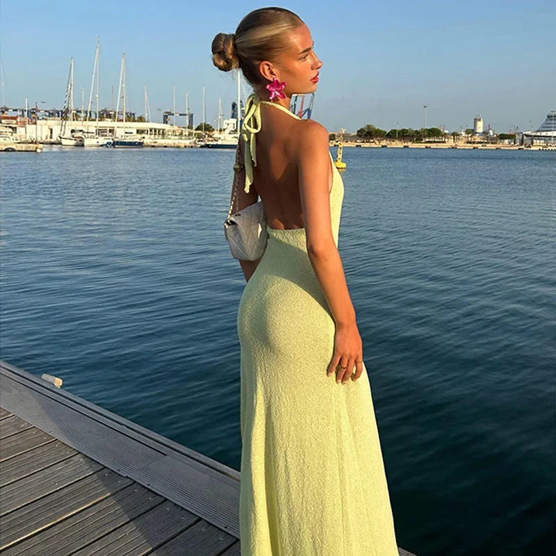 Robe longue d'été à dos nu avec appliqué floral, en tissu léger, fente sur le côté pour un confort et une fluidité.