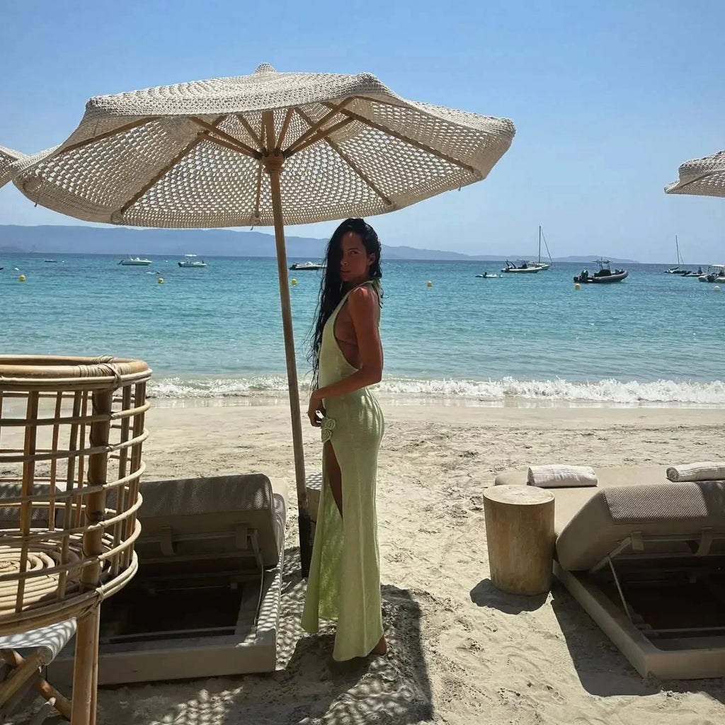 Robe longue dos nu en tissu léger, ornée d'appliqués floraux et d'une fente idéale pour l'été.