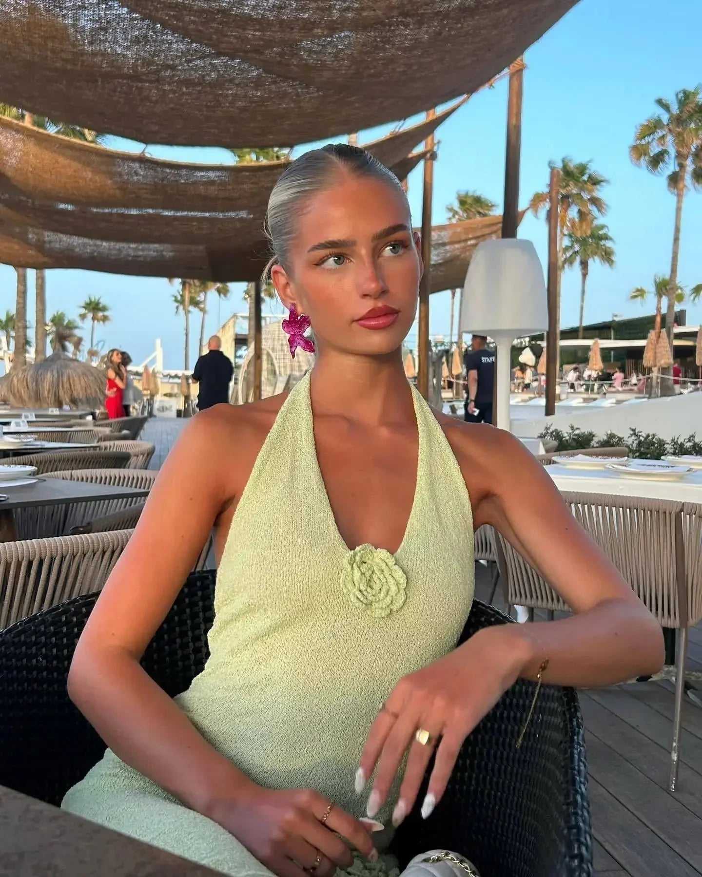 Robe longue dos nu en tissu léger, avec appliqué floral et fente latérale, idéale pour les journées d'été ensoleillées.