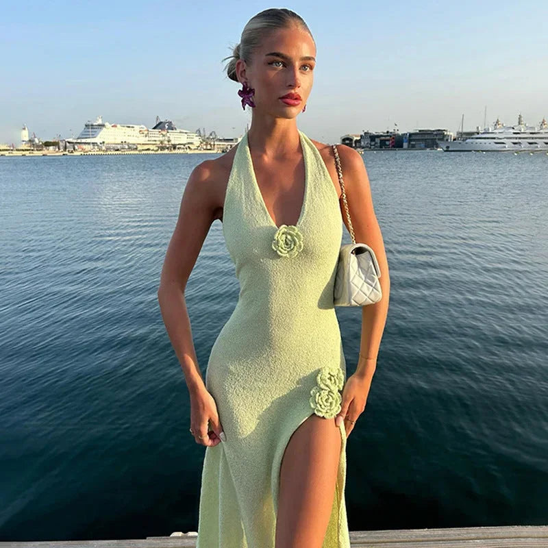 Robe longue d'été en tissu léger, dos nu avec appliqué floral et fente élégante, parfaite pour les journées ensoleillées.