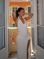 Robe longue en tissu léger, dos nu, avec appliqué floral et fente, idéale pour l'été.