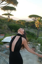 Robe longue dos nu en tissu léger, décolleté plongeant, disponible en blanc ou noir, idéale pour les soirées.