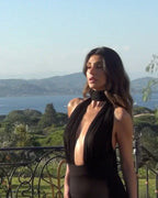 Robe longue dos nu blanche ou noire avec décolleté plongeant, en tissu fluide, idéale pour soirées élégantes.