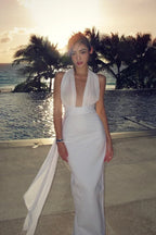 Robe longue dos nu en tissu léger, décolleté plongeant, disponible en blanc ou noir, parfaite pour les soirées élégantes.