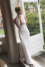 Robe longue dos nu en tissu léger, décolleté plongeant, disponible en blanc ou noir, idéale pour les soirées élégantes.