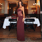 Robe longue dos nu en dentelle, sans manches, idéale pour les soirées, avec une coupe fluide et délicate qui met en valeur la…