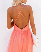 Robe longue fluide orange, dos nu, bretelles fines, idéale pour les soirées d'été avec une coupe légère et élégante.