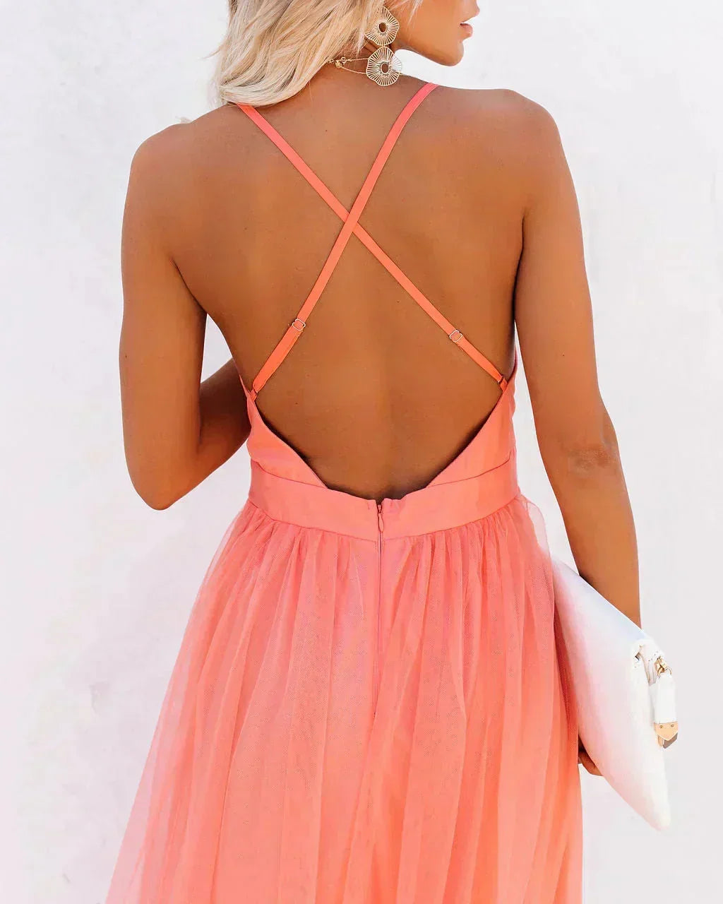 Robe longue fluide orange, dos nu, bretelles fines, idéale pour les soirées d'été avec une coupe légère et élégante.
