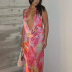 Robe longue rose à nouer, dos nu, col halter, en tissu léger imprimé parfaite pour les journées à la plage en été.