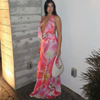 Robe longue rose à nouer, dos nu, col halter, en tissu léger, imprimé floral parfait pour la plage en été.