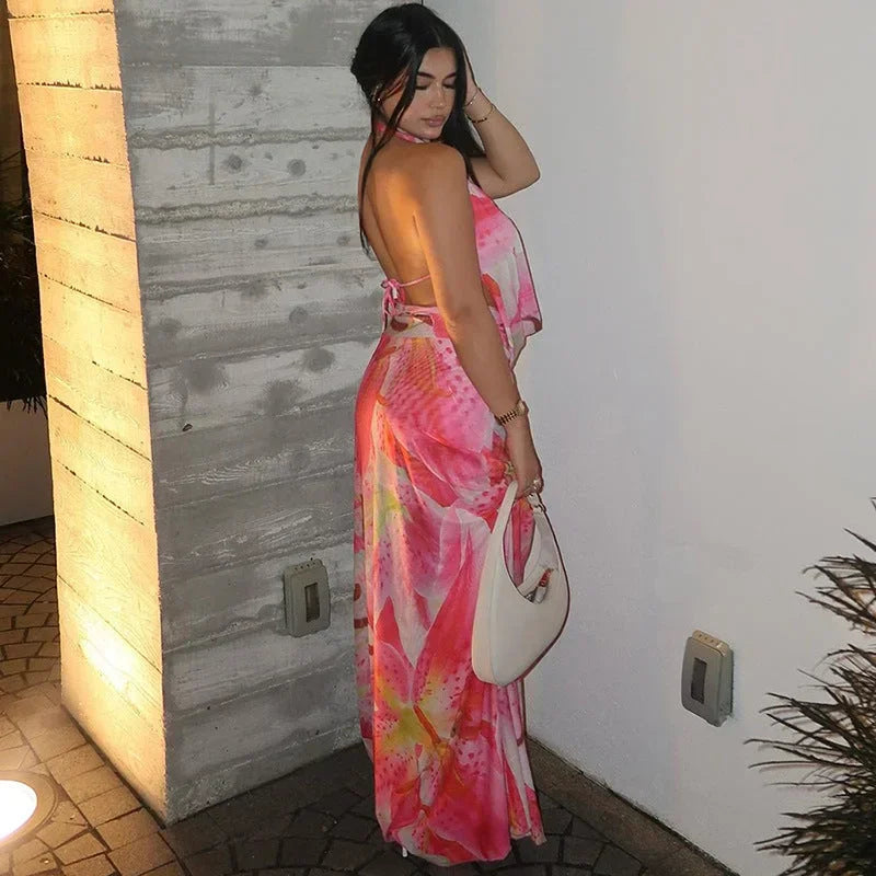 Robe longue dos nu en tissu léger, col halter, imprimé coloré, parfaite pour les journées d'été à la plage.