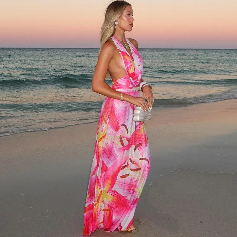 Robe longue rose à nouer au dos, col halter, imprimée, légère en tissu doux, idéale pour les journées d'été à la plage.