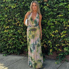 Robe longue dos nu tie-dye verte et rose, en coton léger, avec col halter et coupe fluide pour un look décontracté.