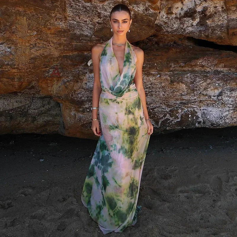 Robe longue dos nu tie-dye verte et rose, col halter, en coton léger, idéale pour l'été avec un motif unique.