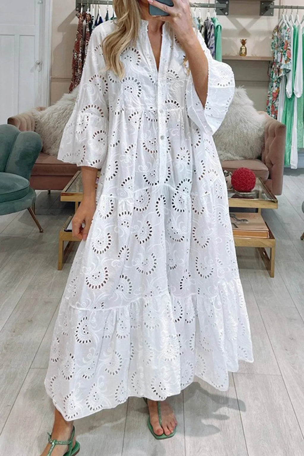 Robe longue en dentelle ajourée, respirante, avec manches 3/4 et col en V, parfaite pour les journées d'été.