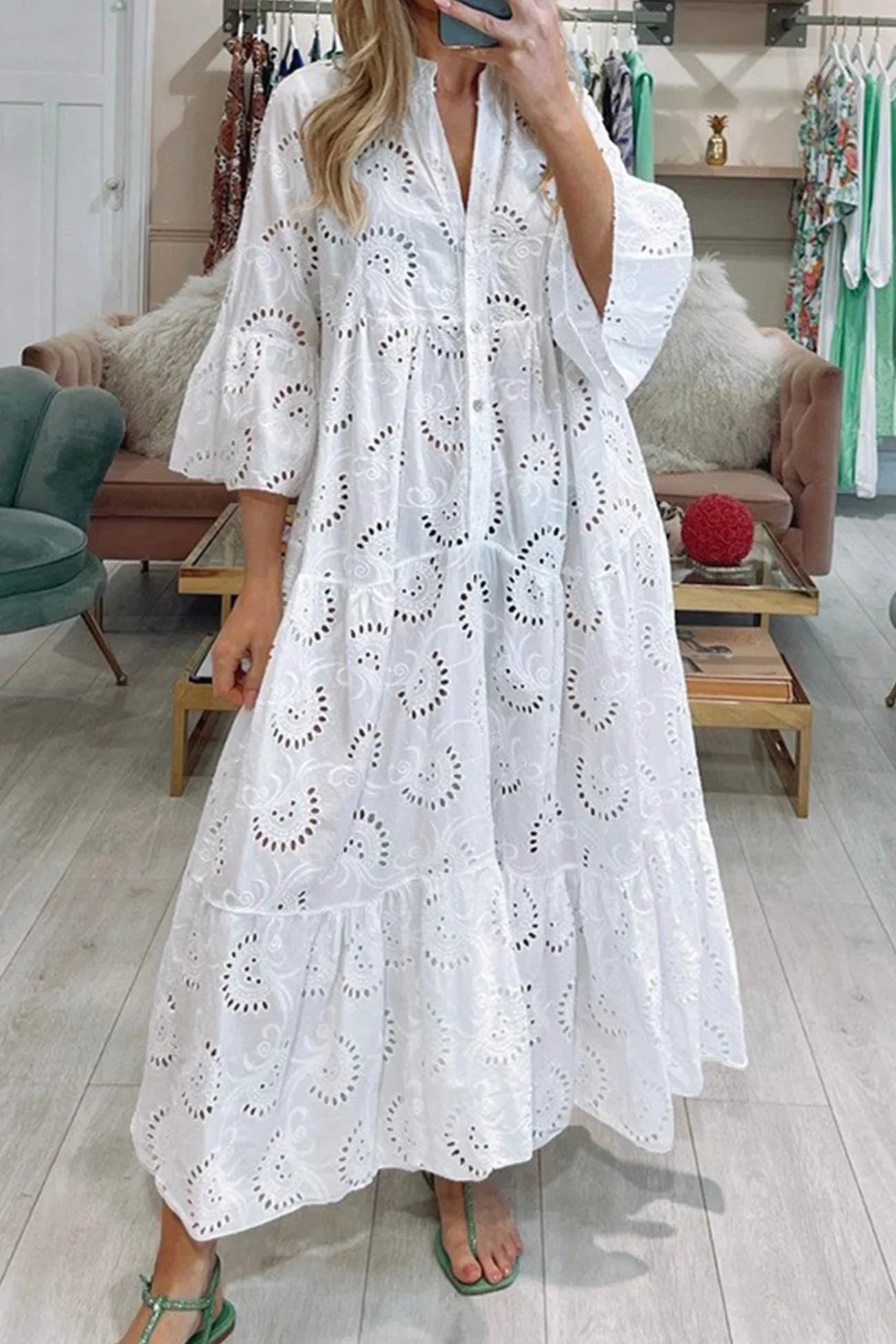 Robe longue en dentelle ajourée, respirante, avec manches 3/4 et col en V, parfaite pour les journées d'été.