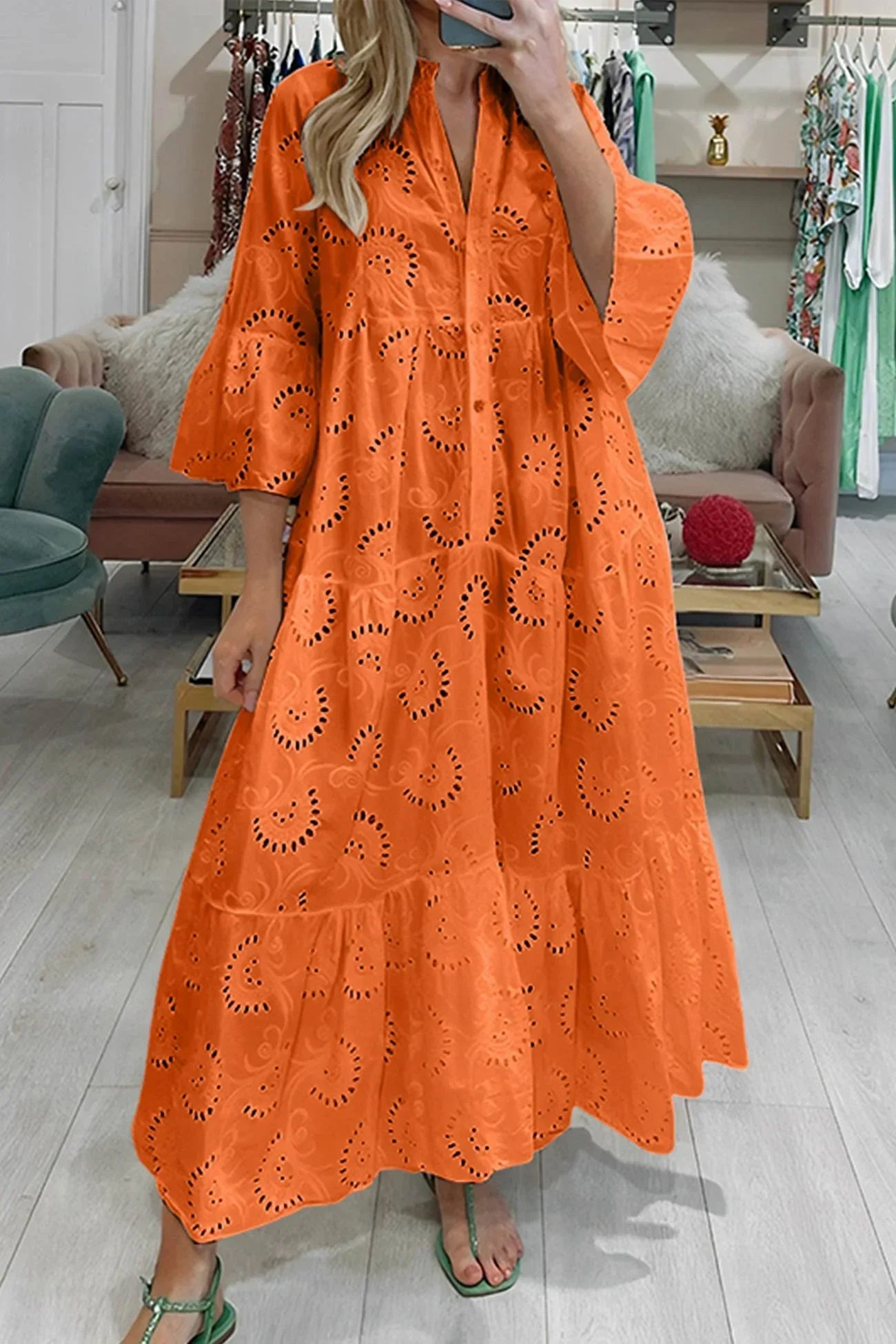 Robe longue en dentelle ajourée, manches 3/4, col en V, idéale pour l'été, légère et respirante.