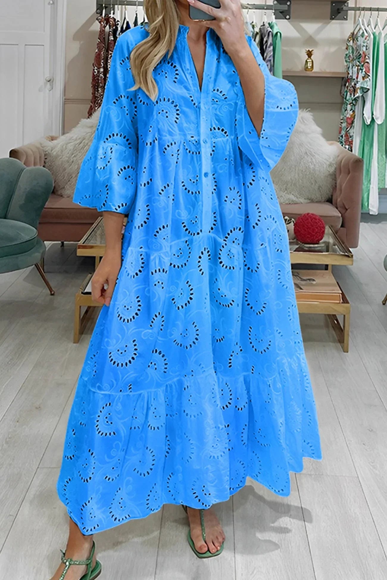 Robe longue en dentelle ajourée, respirante, avec manches 3/4 et col en V, idéale pour les journées d'été.