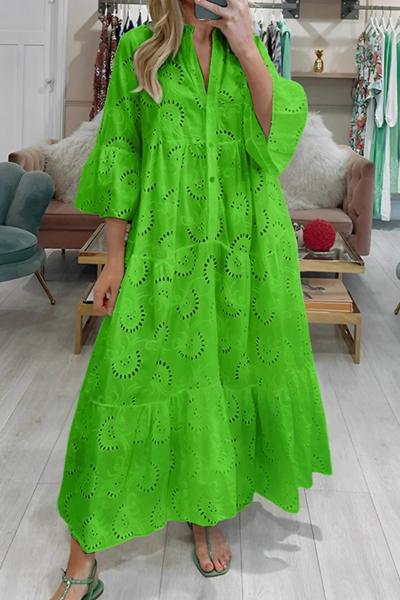 Robe longue en dentelle ajourée, respirante, manches 3/4 et col en V, idéale pour les chaudes journées d'été.