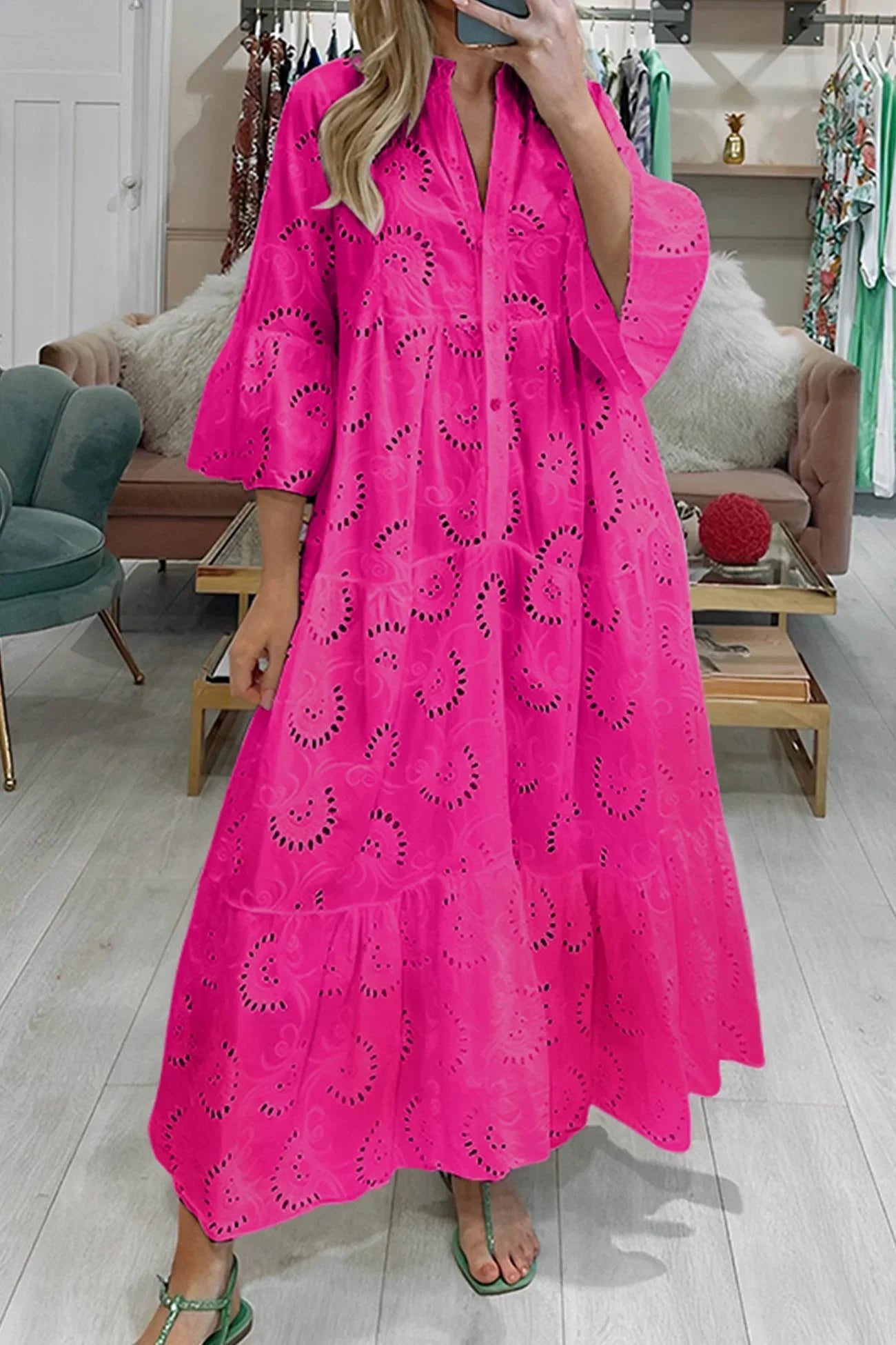 Robe longue en dentelle ajourée, manches 3/4, col en V, idéale pour l'été, offrant confort et élégance.