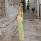 Robe longue en dentelle ajustée avec bretelles fines, offrant une coupe élégante et un tissu délicat pour les soirées.