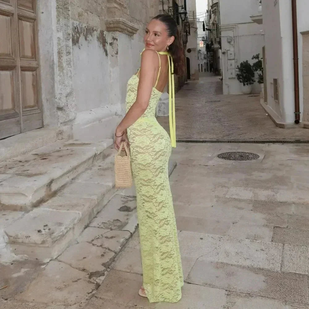 Robe longue en dentelle ajustée avec bretelles fines, offrant une coupe élégante et un tissu délicat pour les soirées.