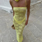 Robe longue en dentelle ajustée avec bretelles fines, parfaite pour une soirée élégante, en tissu léger et délicat.