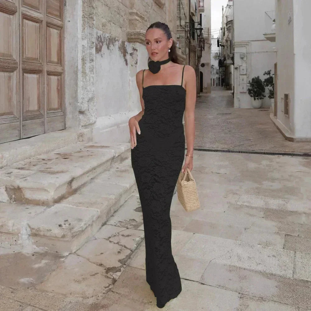 Robe longue en dentelle ajustée, bretelles fines, design élégant et détail délicat, parfaite pour une soirée.