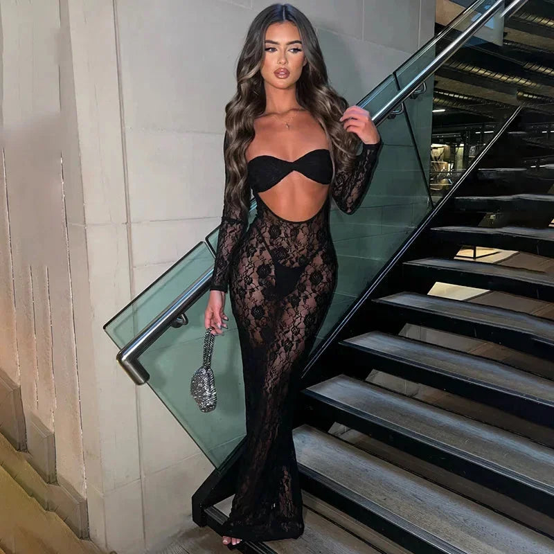 Robe longue en dentelle avec manches longues et découpes, conçue en tissu léger pour un look élégant et raffiné.