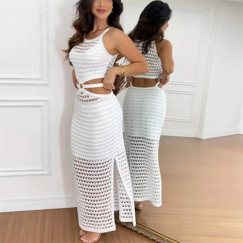 Robe longue en maille ajourée, avec découpes élégantes et fente sur le côté, parfaite pour l'été.