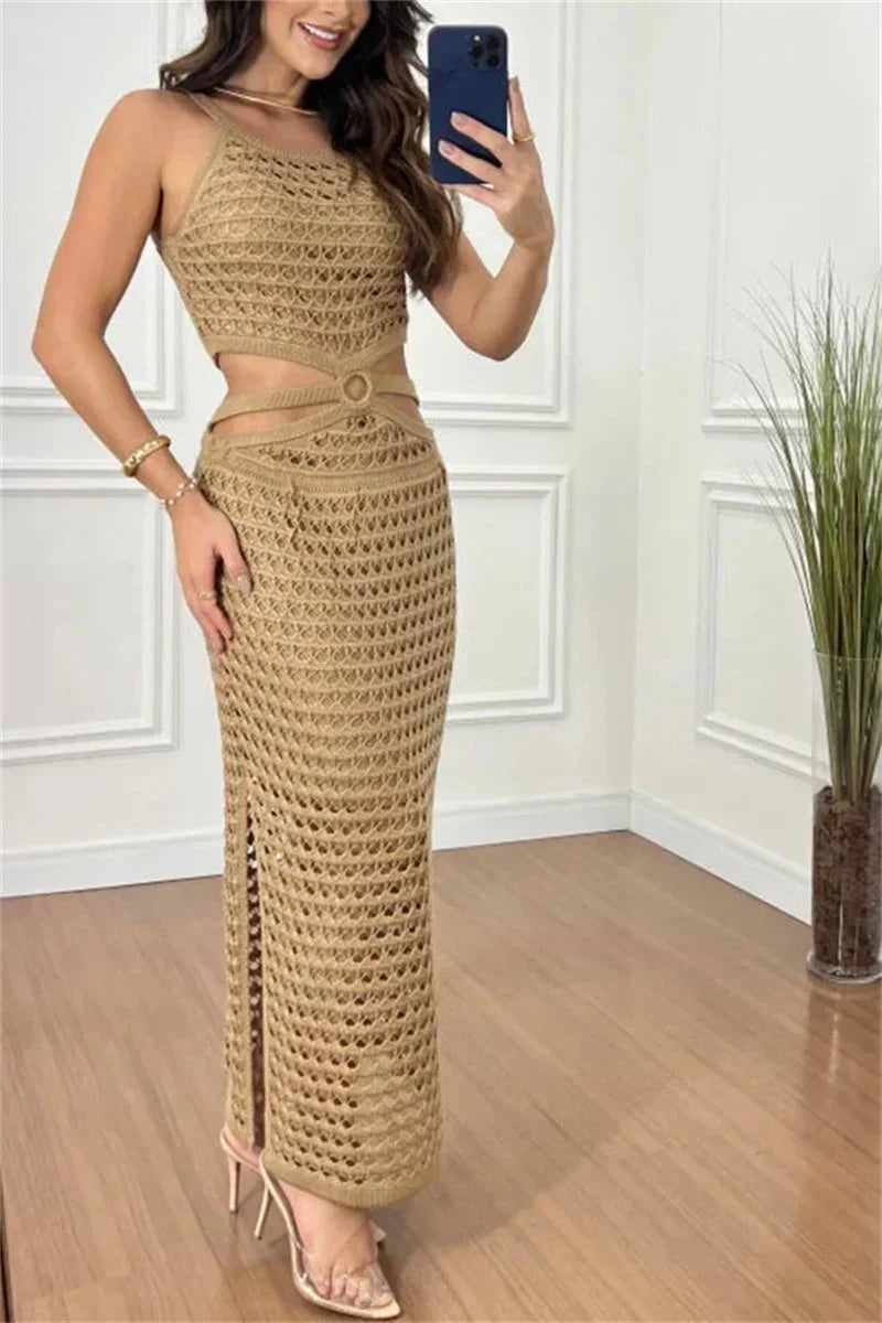 Robe longue en maille ajourée avec découpes élégantes et fente sur le côté, idéale pour l'été.