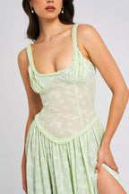 Robe maxi femme en tissu léger, bretelles réglables et fente haute pour une silhouette élégante et fluide.