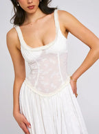 Robe maxi femme en tissu léger, bretelles ajustables et fente haute pour plus de confort et de style.