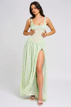 Robe maxi femme en tissu léger, avec bretelles fines et fente haute pour un style élégant et confortable.